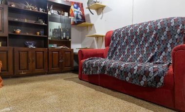 Casa de dos dormitorios con patio y garage en Lobos