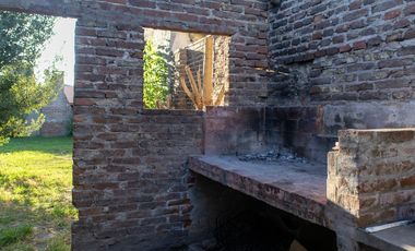 Casa de dos dormitorios con patio y garage en Lobos