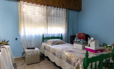 Casa de dos dormitorios con patio y garage en Lobos