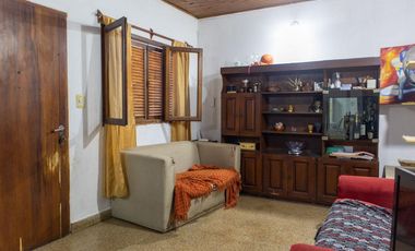 Casa de dos dormitorios con patio y garage en Lobos