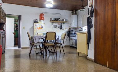 Casa de dos dormitorios con patio y garage en Lobos