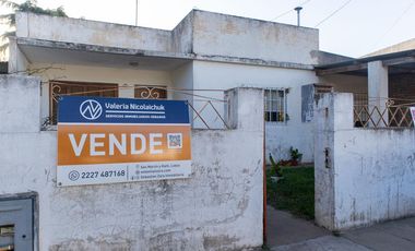 Casa de dos dormitorios con patio y garage en Lobos