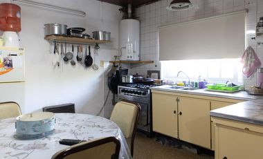 Casa de dos dormitorios con patio y garage en Lobos