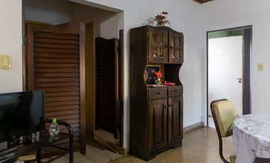 Casa de dos dormitorios con patio y garage en Lobos