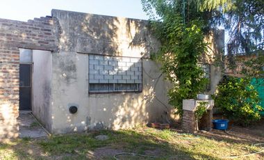 Casa de dos dormitorios con patio y garage en Lobos