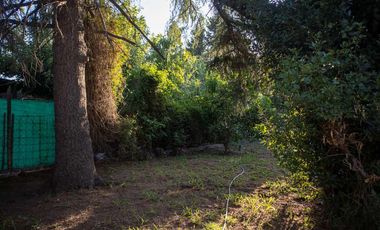 Casa de dos dormitorios con patio y garage en Lobos