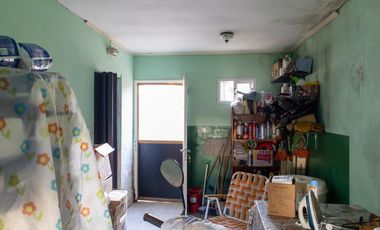 Casa de dos dormitorios con patio y garage en Lobos