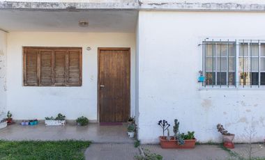 Casa de dos dormitorios con patio y garage en Lobos