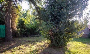 Casa de dos dormitorios con patio y garage en Lobos