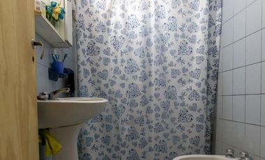 Casa de dos dormitorios con patio y garage en Lobos