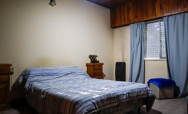 Casa de dos dormitorios con patio y garage en Lobos