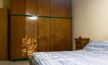 Casa de dos dormitorios con patio y garage en Lobos