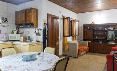 Casa de dos dormitorios con patio y garage en Lobos