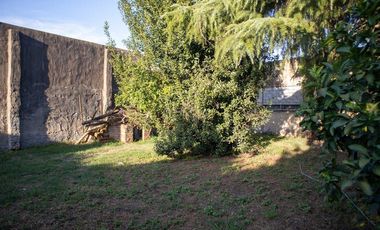 Casa de dos dormitorios con patio y garage en Lobos