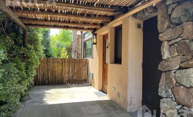 ALQ y VENTA | Refinada CASA Moderna c/Bello Jardin | B.Priv Villa Bertha