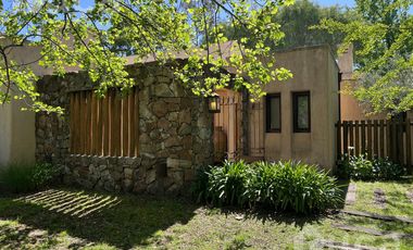 ALQ y VENTA | Refinada CASA Moderna c/Bello Jardin | B.Priv Villa Bertha