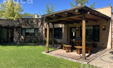 ALQ y VENTA | Refinada CASA Moderna c/Bello Jardin | B.Priv Villa Bertha