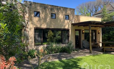 ALQ y VENTA | Refinada CASA Moderna c/Bello Jardin | B.Priv Villa Bertha