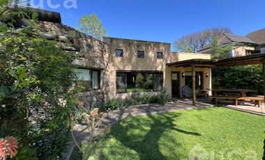 ALQ y VENTA | Refinada CASA Moderna c/Bello Jardin | B.Priv Villa Bertha