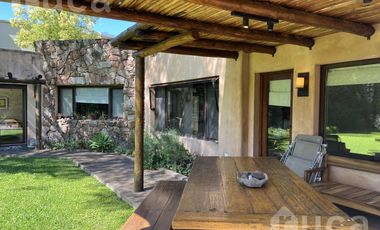 ALQ y VENTA | Refinada CASA Moderna c/Bello Jardin | B.Priv Villa Bertha