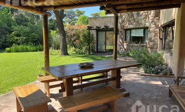 ALQ y VENTA | Refinada CASA Moderna c/Bello Jardin | B.Priv Villa Bertha