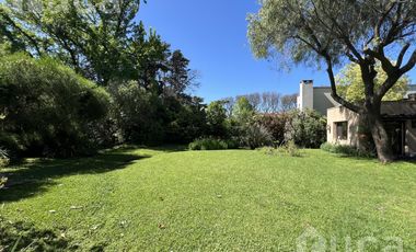 ALQ y VENTA | Refinada CASA Moderna c/Bello Jardin | B.Priv Villa Bertha