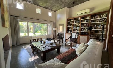 ALQ y VENTA | Refinada CASA Moderna c/Bello Jardin | B.Priv Villa Bertha