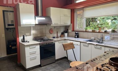 ALQ y VENTA | Refinada CASA Moderna c/Bello Jardin | B.Priv Villa Bertha