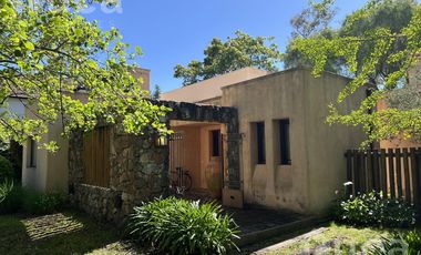 ALQ y VENTA | Refinada CASA Moderna c/Bello Jardin | B.Priv Villa Bertha