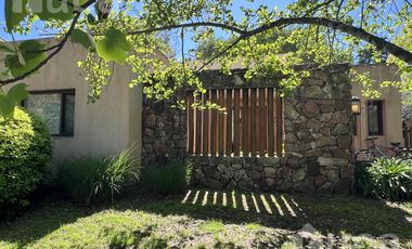 ALQ y VENTA | Refinada CASA Moderna c/Bello Jardin | B.Priv Villa Bertha