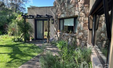ALQ y VENTA | Refinada CASA Moderna c/Bello Jardin | B.Priv Villa Bertha