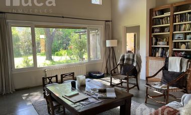 ALQ y VENTA | Refinada CASA Moderna c/Bello Jardin | B.Priv Villa Bertha