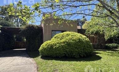 ALQ y VENTA | Refinada CASA Moderna c/Bello Jardin | B.Priv Villa Bertha