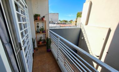 Departamento 2 ambientes en excelente estado con doble balcón - Villa Domunico