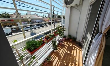 Departamento 2 ambientes en excelente estado con doble balcón - Villa Domunico