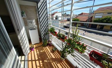 Departamento 2 ambientes en excelente estado con doble balcón - Villa Domunico