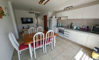 Departamento 2 ambientes en excelente estado con doble balcón - Villa Domunico