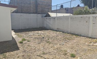 Raquet Club: Amplia casa con gran jardín trasero en cluster con alberca