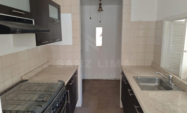 Raquet Club: Amplia casa con gran jardín trasero en cluster con alberca