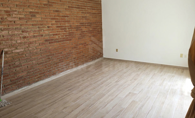 Raquet Club: Amplia casa con gran jardín trasero en cluster con alberca