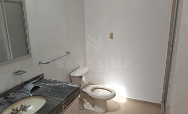 Raquet Club: Amplia casa con gran jardín trasero en cluster con alberca