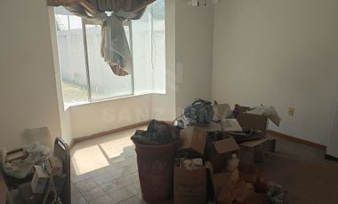 Raquet Club: Amplia casa con gran jardín trasero en cluster con alberca