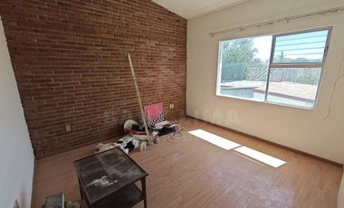 Raquet Club: Amplia casa con gran jardín trasero en cluster con alberca