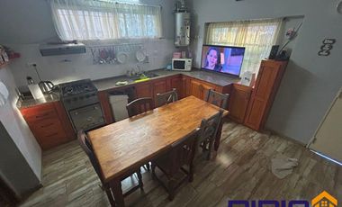 Casa venta Luis Guillón y dos departamentos al fondo!