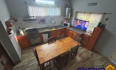 Casa venta Luis Guillón y dos departamentos al fondo!