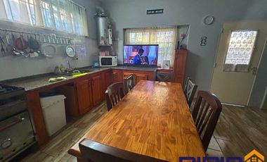 Casa venta Luis Guillón y dos departamentos al fondo!