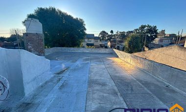 Casa venta Luis Guillón y dos departamentos al fondo!