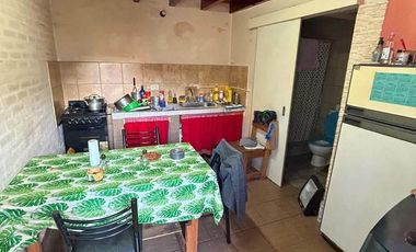 Casa venta Luis Guillón y dos departamentos al fondo!