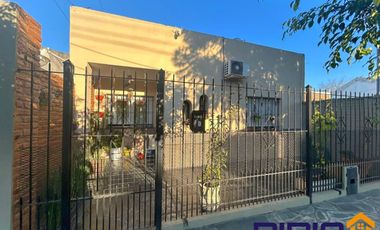 Casa venta Luis Guillón y dos departamentos al fondo!