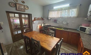 Casa venta Luis Guillón y dos departamentos al fondo!